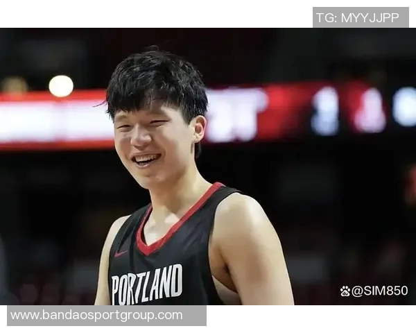 杨瀚森赛前热身展现惊人实力完美对抗后勾手与暴扣三分球全中 杨瀚森赛前热身展现惊人实力完美对抗后勾手与暴扣三分球全中